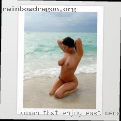 Woman that enjoy the outside nude in East Wenatchee, WA.